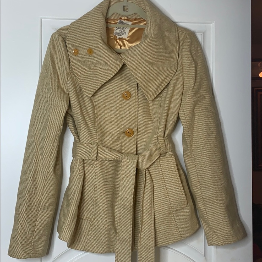 Beautiful NWOT Never Worn Belted jacket 🧥 in Lg
